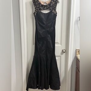 Elegant Mermaid Style Black Evening Gown with Lace Detailing and Cut Out Size 10